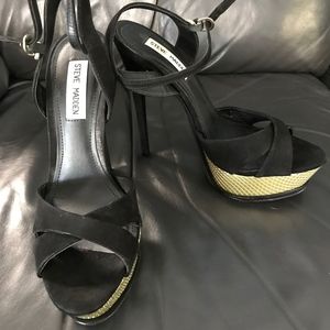 STEVE MADDEN BLACK AND GOLD SURRNDER PLATFORM HEEL